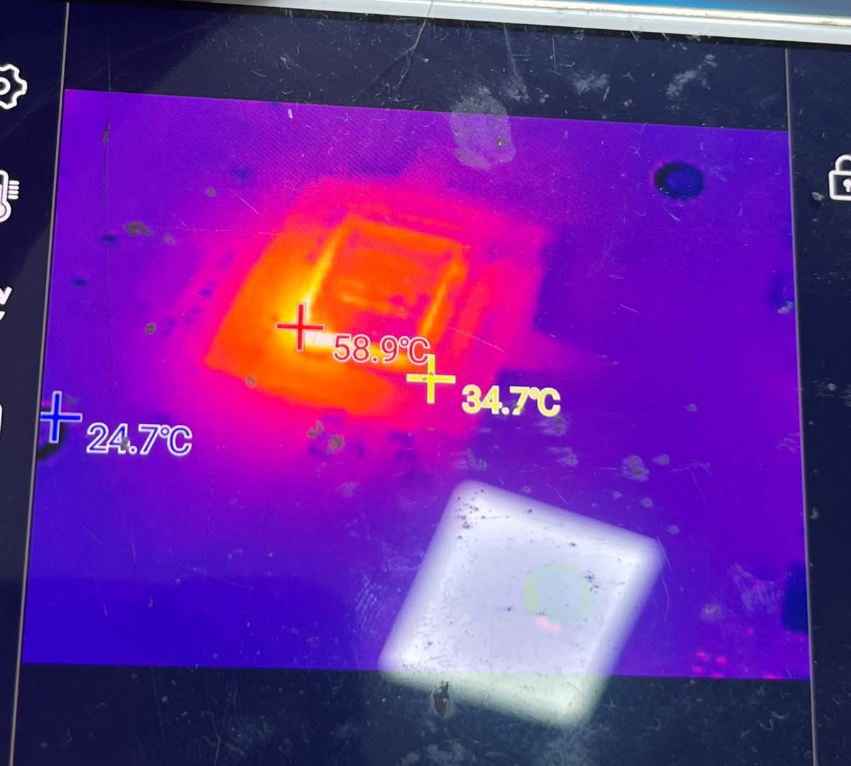 Câmera térmica mostrando ponto quente de 58,9 °C em um componente da placa