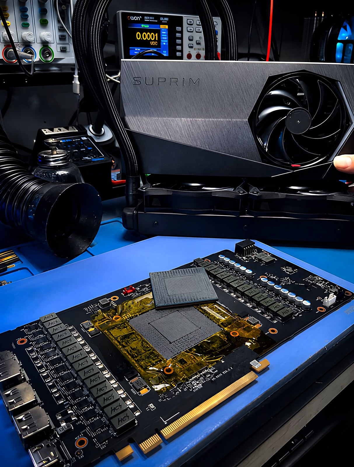 Placa de vídeo com o chip gráfico removido e a área protegida com fita kapton