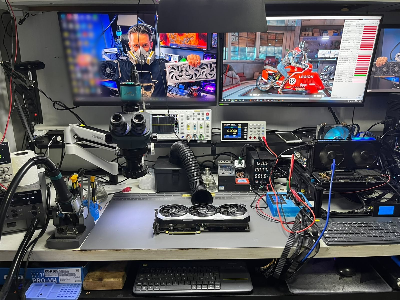 Bancada real da Dani Hardware com microscópio, osciloscópio, multímetro, fontes de bancada, estação de solda e placa de vídeo em teste