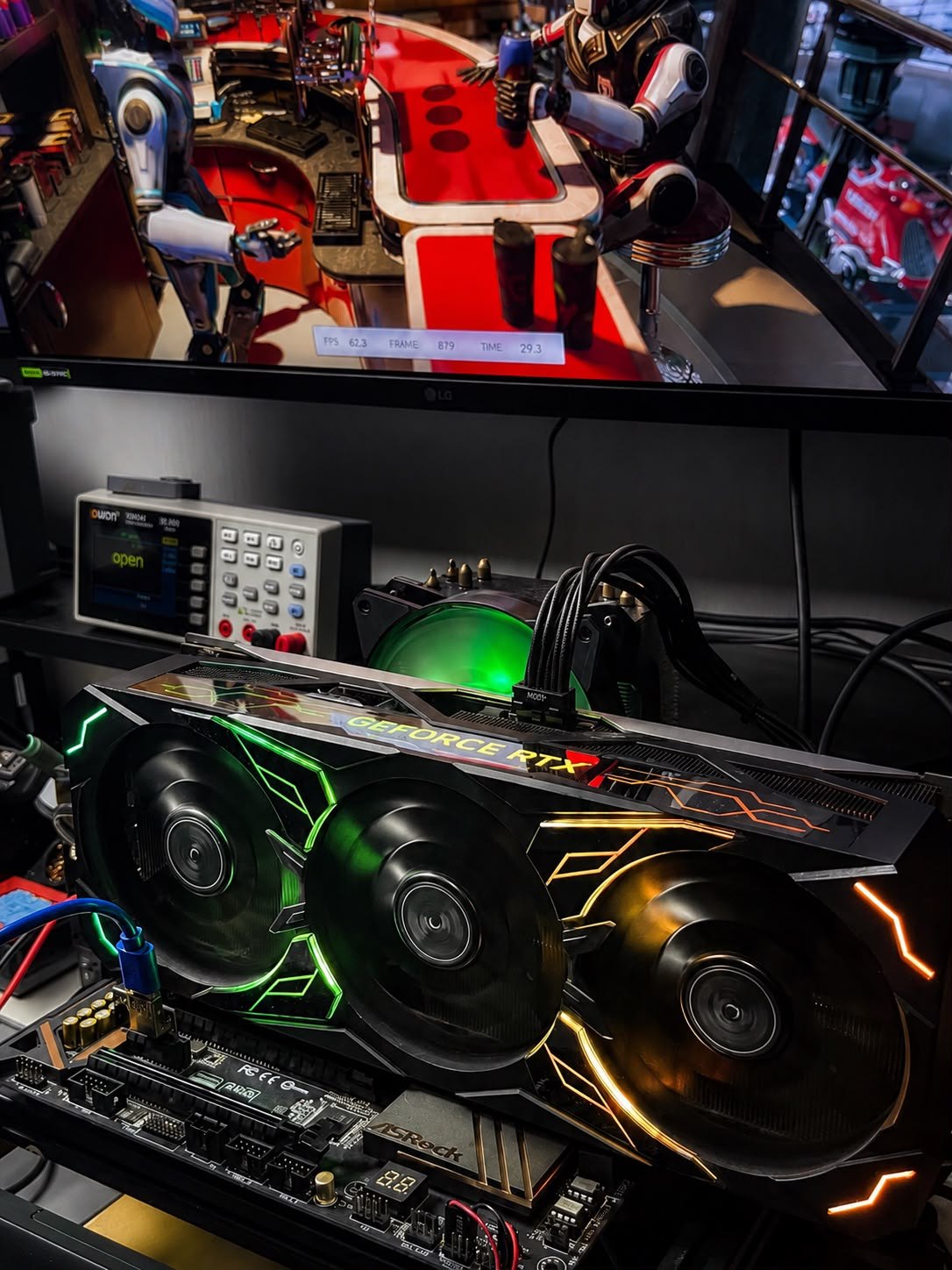 Placa GeForce RTX em teste de carga na bancada, com benchmark a 62 FPS no monitor